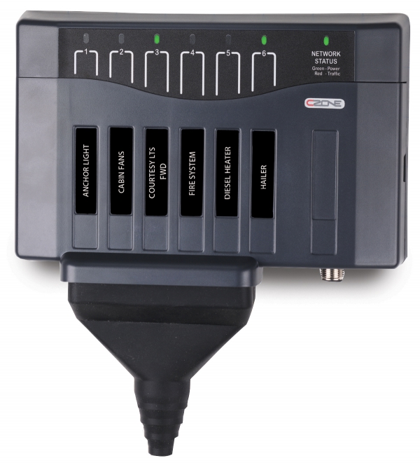 CZone Output Interface mit Anschluss und Schutzkappe